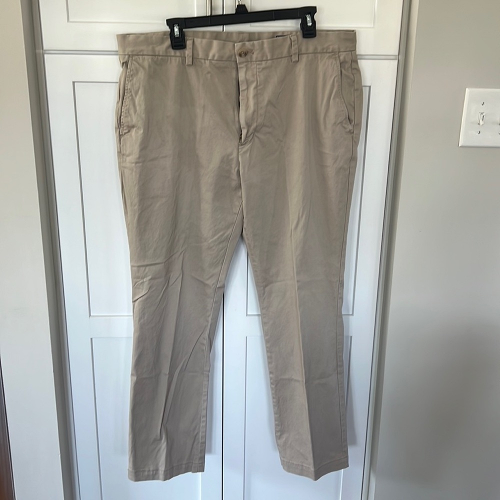EUC Vineyard Vines Size 38x32 Khackis